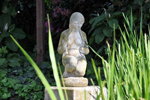 Frau am Teich